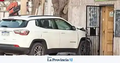 Impactante choque en Concepción: una camioneta terminó incrustada en un local