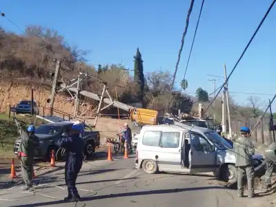 El día que La Caldera quedó aislada: un choque y un poste caído expusieron la fragilidad de su única ruta