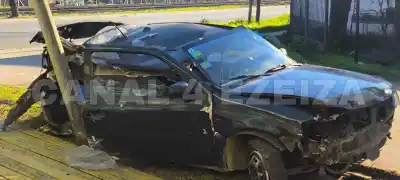 Dolor en Ezeiza: dos chicas de 17 murieron en un impactante choque contra un poste