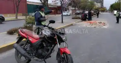 Choque en Sarmiento: una moto impactó contra un auto y el tránsito fue desviado