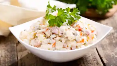 El secreto que transforma la ensalada rusa: el ingrediente inesperado que pocos se animan a usar
