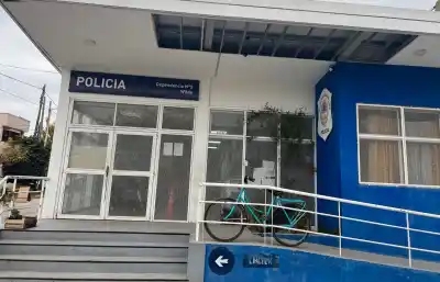 Un menor de 16 años terminó detenido tras intentar robar un auto y agredir a una policía en Wilde