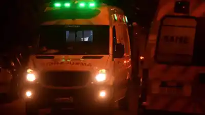 Impacto en el acceso sur: una camioneta embistió a un camión estacionado en la Ruta 9