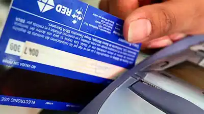 Le prestó su tarjeta a una vendedora para pagar comida y terminó con $620.000 menos