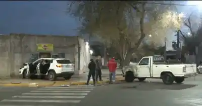Impactante choque entre dos camionetas: una terminó sobre la vereda en Concepción