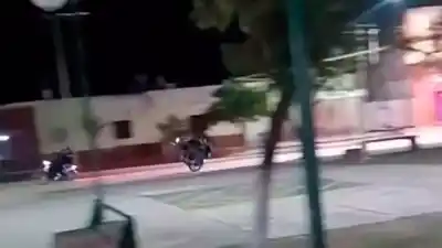 Circulaban con exceso de pasajeros, hicieron un 'wheelie' y terminaron golpeados contra el asfalto