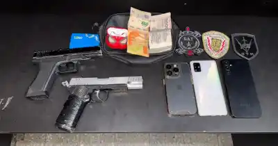 Iban armados con réplicas de pistolas y asaltaron a dos chicas: los atraparon en plena fuga