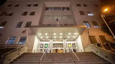 Escapó de un ataque, llamó a la policía y encontraron a su agresor gravemente herido