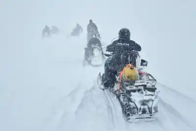 La brigada de rescate en motonieve que desafía la nieve para llegar a los aislados en Neuquén