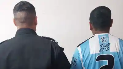 Golpeó al árbitro tras ser expulsado y terminó detenido: el insólito episodio en un partido de la Liga Regional Sanlorencina