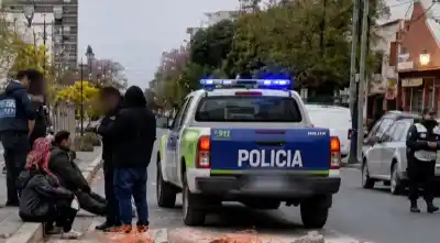 Choque en avenida Sarmiento: un Uber Moto terminó contra un auto y dejó dos heridos