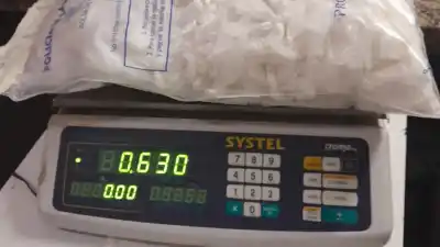 Arrojó bolsas con droga a una obra tras ver a la policía: el insólito intento que terminó en detención