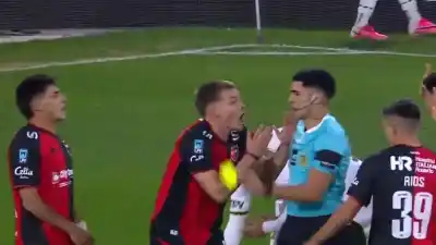 La roja que complicó a Newell's: Russo vio la segunda amarilla y dejó a la Lepra con diez