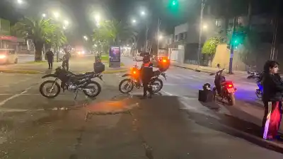 La motociclista herida y el auto que huyó: qué se sabe del siniestro en Oroño y Amenábar