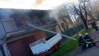 Un incendio devoró una casa de dos plantas en zona noroeste y lo que salvó el taller mecánico es increíble