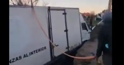 Un camión de mudanza quedó colgando al borde de un arroyo en Quilmes tras el desmoronamiento del terreno