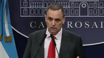 Los 20 puntos que el fiscal Pollicita le exige a Adorni: la diferencia de $43 millones y los US$402 mil que no cierran