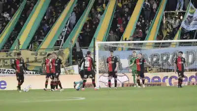 Newell's volvió a caer de visitante y sumó otra preocupación: la roja de Jerónimo Russo