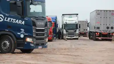 El autódromo de Centenario se convierte en refugio para cientos de camioneros varados por el cierre de Pino Hachado