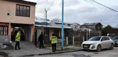 Escuchó ruidos en el techo, salió a investigar y se encontró con un delincuente con frondoso prontuario