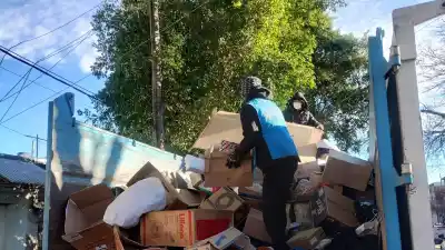 Sacaron 10 camiones de basura de su casa y aún queda el 40% por limpiar