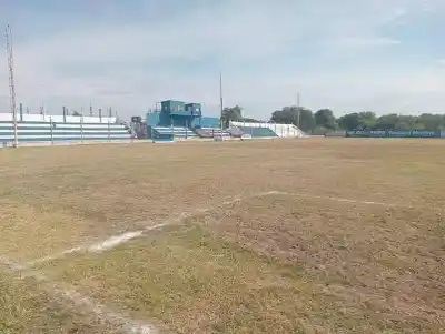 Tragedia en Tartagal: un futbolista de 34 años murió tras descompensarse en pleno partido