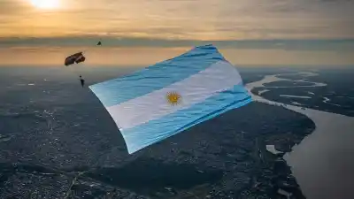 El rosarino que se lanzó al vacío con la bandera argentina más grande de América y ya piensa en su próximo desafío