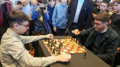 El niño que desafía a los grandes maestros: la jornada de Faustino Oro en Rosario que terminó con una partida contra Pullaro