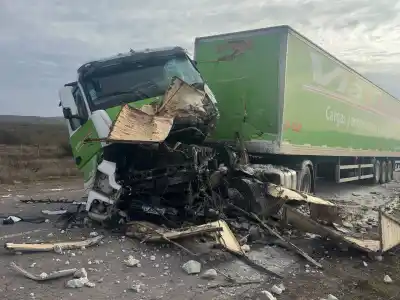 Impacto frontal entre dos camiones en la Ruta 152: uno quedó destruido y hay un herido