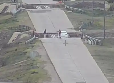 Maniobra prohibida en la ruta 7: cayó en un hueco de la obra y casi termina en tragedia