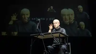 Vuelve a Rosario el unipersonal que explora la locura con humor: “Alejandra, una perforación a cielo abierto”