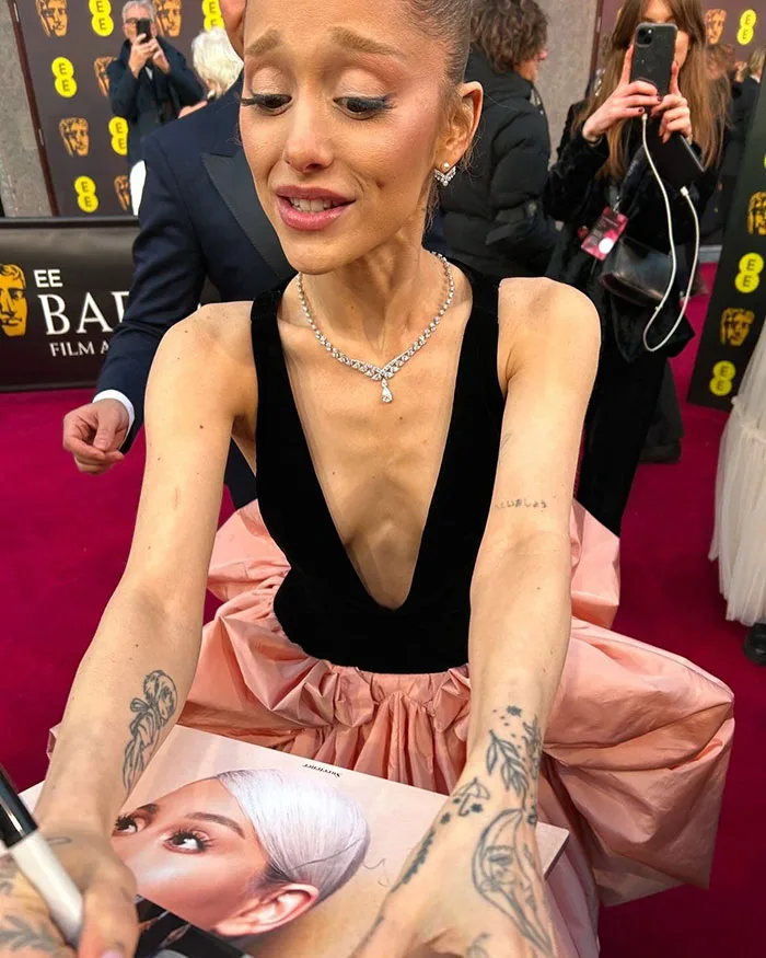 ariana-grande-sparks-concern-67b5e290d42ba__700.jpg