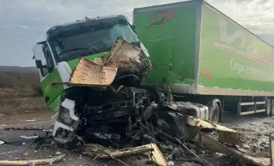 Impacto frontal en la ruta 152: un camión destrozado y el tránsito reducido a media calzada