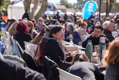 El guiso que conquistó Pilar: más de 5.000 personas en una fiesta que ya es tradición