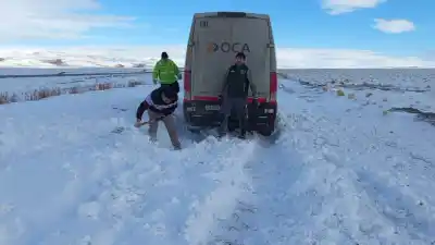 Quedaron atrapados en la nieve y el rescate policial evitó una tragedia