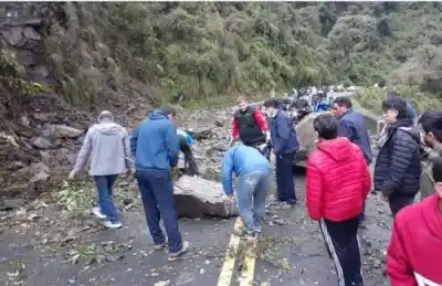 Susto en la Ruta 307: “Cayó una roca y rozó a un auto en un derrumbe”