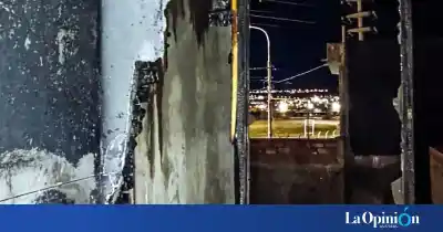 Explosión en plena madrugada: un hombre escapó de su casa en llamas en Caleta Olivia