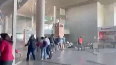 Pánico en aeropuerto de Colombia: el techo se desprendió durante el sismo