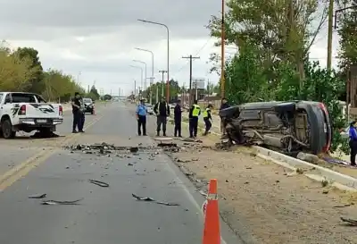 Choque frontal en Neuquén: dos policías fallecidos y una joven en grave estado tras brutal impacto