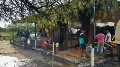 Alarma en Caspi Corral: Un corralón estalló en llamas y la reacción de los vecinos fue clave