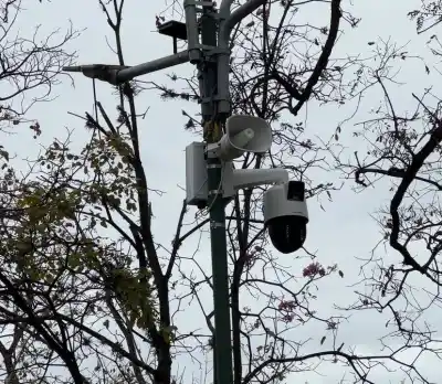 Qué hace la nueva cámara con parlante que ya vigila una plaza de Salta