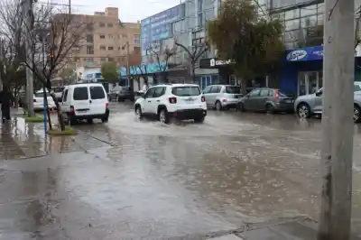 El agua no da tregua: los trabajos de arreglo de calles se mudan a nuevos barrios de Roca