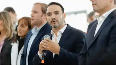 El gobernador de Corrientes dejó en vilo a los estatales: el aumento salarial queda atado a un factor clave