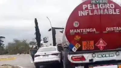 Impactante choque entre un auto y un camión de gran porte en la rotonda de Gorriti