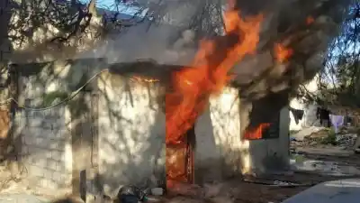 El fuego arrasó una casa en Villa Nueva: el operativo que desplegaron los bomberos