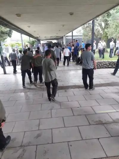 Topper Aguilares: Los trabajadores van a la fábrica pero no hay con qué producir