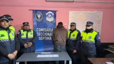 Amenazó a su ex y golpeó a su hijo: la policía allanó cuatro casas y encontró esto