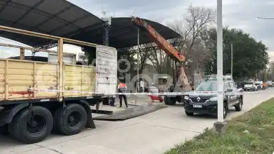 Tragedia en un taller: un trabajador murió aplastado por chapones durante la descarga de un camión