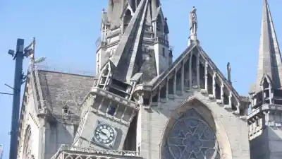 El momento exacto en que el sismo derribó una torre de la Catedral de Manizales