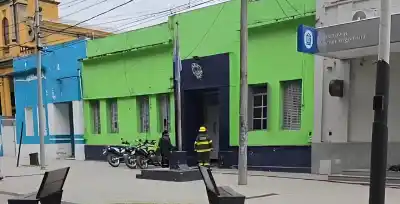 Caos en la comisaría de Alberdi: un efectivo herido y versiones cruzadas